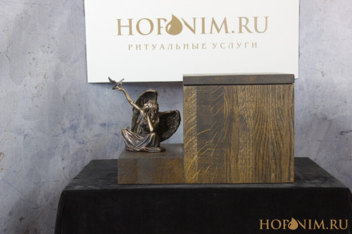 Урна дубовая "Ангел с голубем"